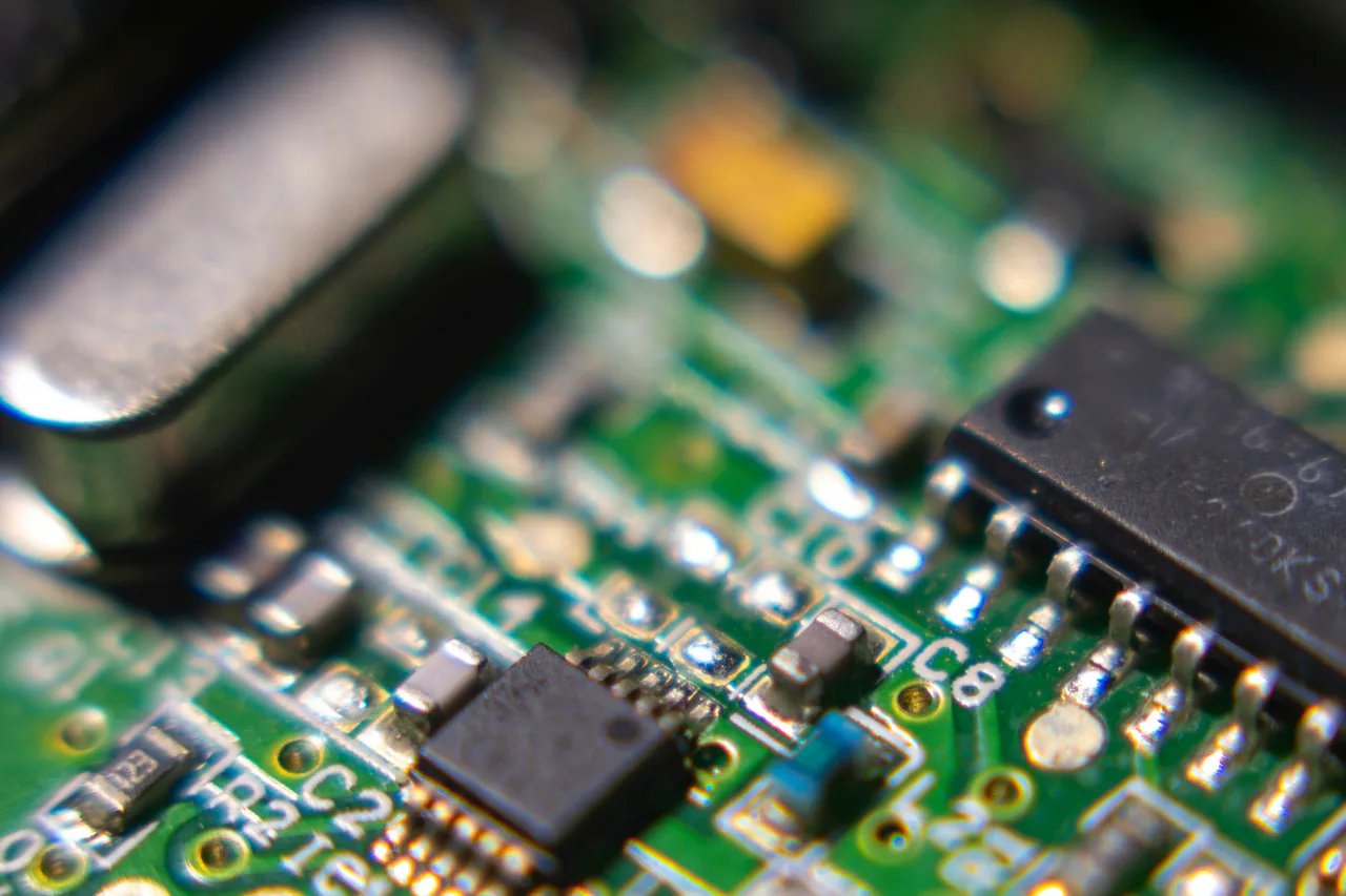 Elektronik bileşenleri yakın planda görünen devre kartı