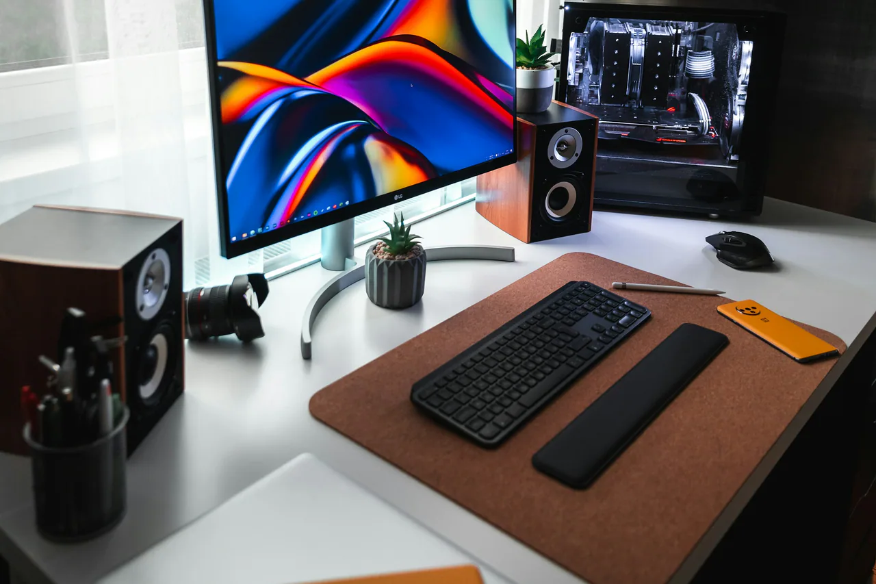 Geniş ekran ve açık sistem kasası bulunan profesyonel workstation